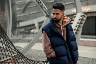 De coltrui is terug, nu met een gebreid vest erover